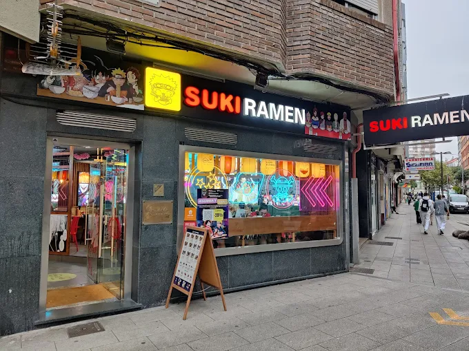 Exterior e interior de Suki Ramen Santiago